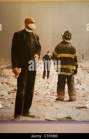 Ein Prediger und Feuerwehrmann steht am Ort Ground Zero, Erinnerung an diejenigen, die starben und erlitt die Schrecken des 11.September Stockfoto