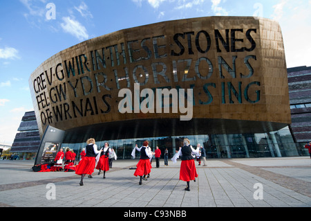 Morris tanzen außerhalb der Wales Millennium Centre, Canolfan Mileniwm Cymru in Cardiff Stockfoto