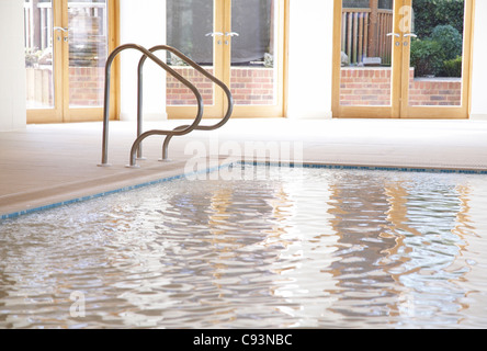 Schwimmbad mit Handlauf. Stockfoto