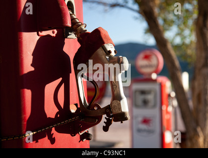 Klassische rote Zapfsäule außerhalb Hackberry General Store an einem sonnigen Tag entlang der historischen Route 66, Arizona, USA Stockfoto