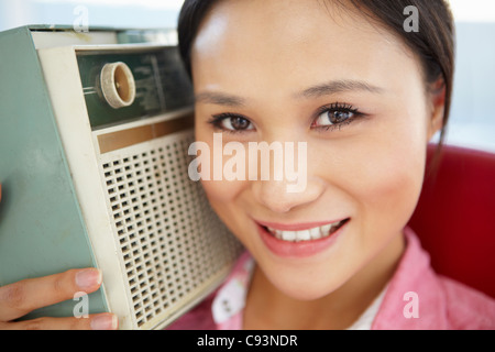 Junge Frau, die Radio hören Stockfoto