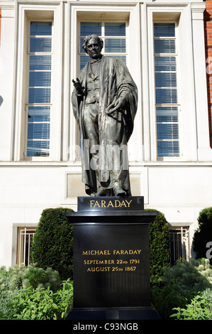 Statue von Michael Faraday, Savoy Hotel, London, England, UK Stockfoto