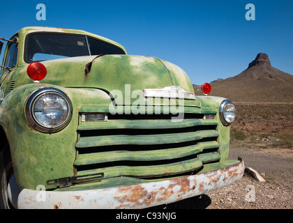 Die Front eines alten, grün, Rost und verlassenen Chevrolet truck an einem sonnigen Tag entlang der Route 66, Arizona, USA Stockfoto