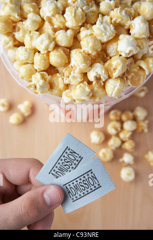 Popcorn und Kino-tickets Stockfoto