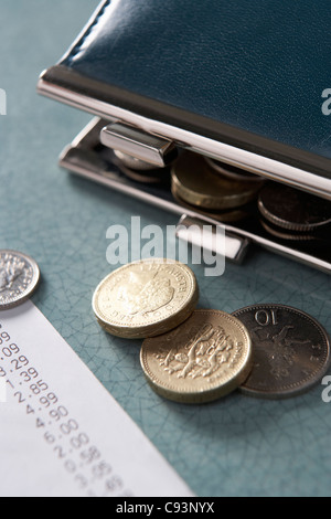 Offene Beutel mit bis zum Eingang und Münzen Stockfoto