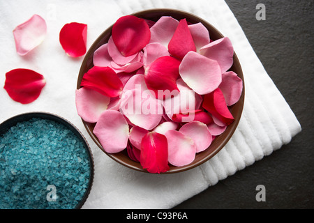 Rosenblüten und Bad Kristalle Stockfoto