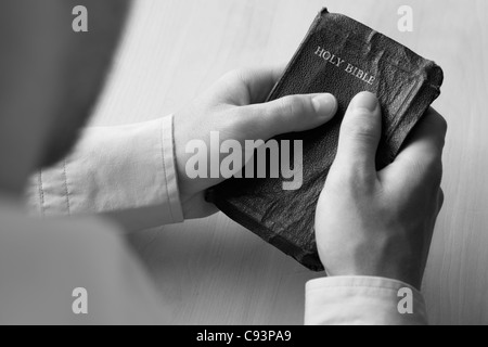 Junger Mann Holding Bibel Stockfoto