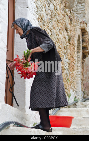 Alte griechische Frau, gekleidet in schwarz in der alten Chorio, Insel Symi, Griechenland Stockfoto