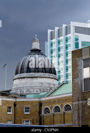 Die Kuppel des Gebäudes Wilkins, Bibliothek des University College London. Dahinter die moderne Architektur des University College Stockfoto