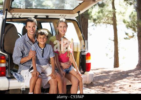 Junge Familie, am Tag auf Land Stockfoto