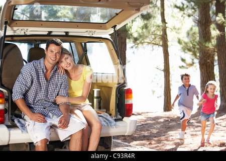 Junge Familie, am Tag auf Land Stockfoto