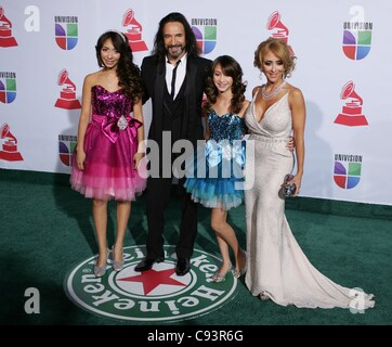 bei der Ankunft für 12. Annual Latin GRAMMY Awards - Ankünfte, Mandalay Bay Events Center, Las Vegas, NV 10. November 2011. Foto von: James Atoa/Everett Collection Stockfoto