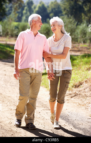 Älteres Paar auf Land zu Fuß Stockfoto