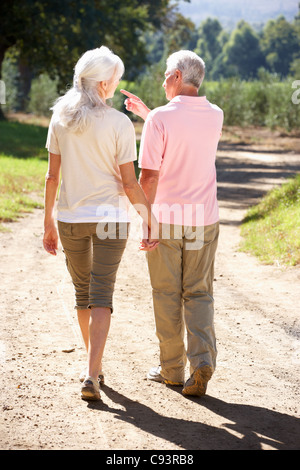 Älteres Paar auf Land zu Fuß Stockfoto