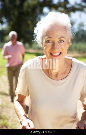 Senior paar an Land laufen Stockfoto