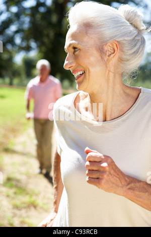 Senior paar an Land laufen Stockfoto