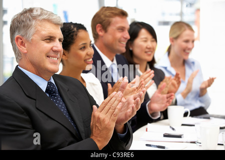 Business-Leute klatschten Stockfoto