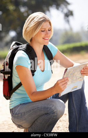 Frau mit Karte auf Land zu Fuß Stockfoto