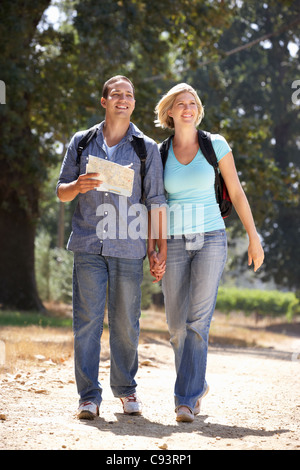 Paar mit Karte auf Land Fuß Stockfoto