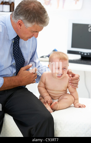 Kinderarzt mit baby Stockfoto