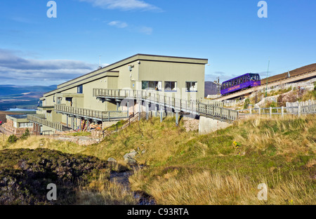 Cairngorm Mountain untere Bahn Installation auf Cairn Gorm im Cairngorms-Nationalpark Schottland mit Standseilbahn Auto aufsteigend Stockfoto