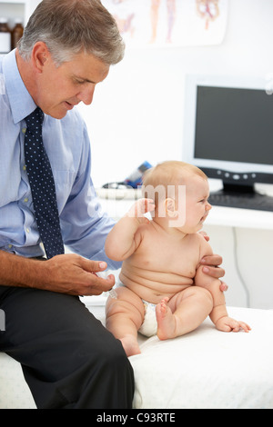 Kinderarzt mit baby Stockfoto