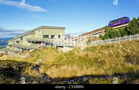 Cairngorm Mountain untere Bahn Installation auf Cairn Gorm in Schottland Cairngorm National Park mit Seilbahn Auto aufsteigend Stockfoto