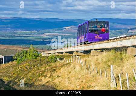 Cairngorm Mountain untere Bahn Installation auf Cairn Gorm in Schottland Cairngorm National Park mit Seilbahn Auto aufsteigend Stockfoto