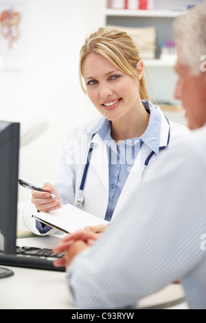 Junger Arzt mit älteren Patienten Stockfoto