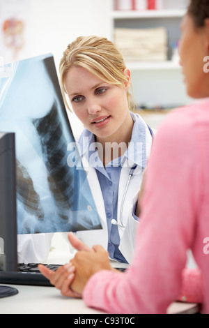 Junger Arzt mit der Patientin Stockfoto