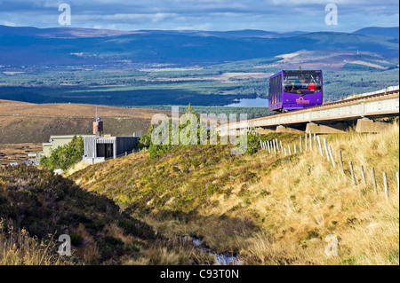 Cairngorm Mountain untere Bahn Installation auf Cairn Gorm in Schottland Cairngorm National Park mit Seilbahn Auto aufsteigend Stockfoto