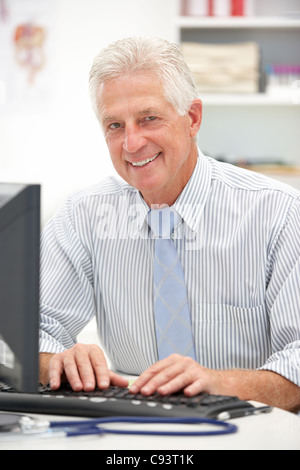 Leitender Arzt am Schreibtisch Stockfoto