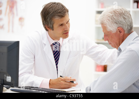 Arzt mit älteren Patienten Stockfoto