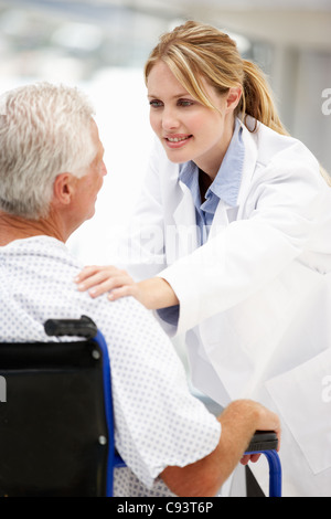 Ältere Patienten mit junger Arzt Stockfoto