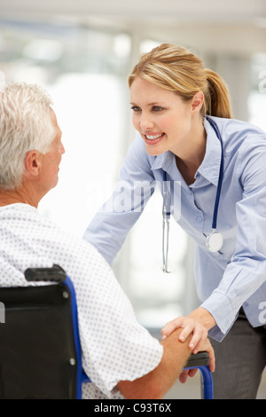 Ältere Patienten mit junger Arzt Stockfoto