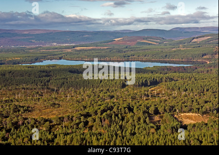 Blick vom Cairngorm Mountain Zufahrt über Rothiemurchus in Richtung Aviemore mit Loch Morlich im Zentrum Stockfoto