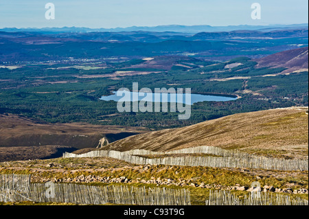 Blick vom Cairngorm Mountain Zufahrt über Rothiemurchus in Richtung Aviemore mit Loch Morlich im Zentrum Stockfoto