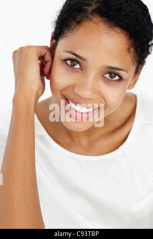 Attraktive junge Frau lächelt Stockfoto