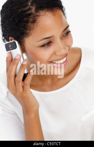 Junge Frau am Telefon Stockfoto