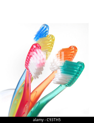 Gruppe von bunten Zahnbürsten in ein Wasserglas Stockfoto