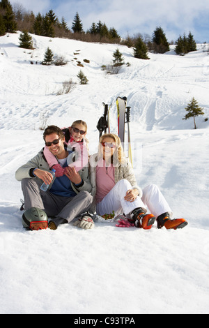 Junge Familie im Skiurlaub Stockfoto