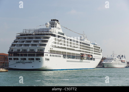 Venedig - Kreuzfahrtschiff Regent Seven Seas Mariner. Stockfoto