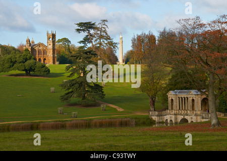 Gotischer Tempel, die Palladio-Brücke und Denkmal in Stowe-Gärten im nördlichen Buckinghamshire
