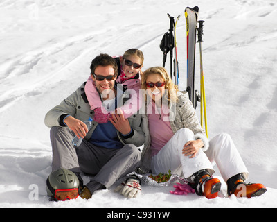 Junge Familie im Skiurlaub Stockfoto