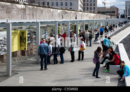 Die Topographie des Terrors Freilichtmuseum an Stelle des ehemaligen Nazi-Gestapo-HQ in Berlin, Deutschland. Teil der Berliner Mauer ist hinter. Stockfoto