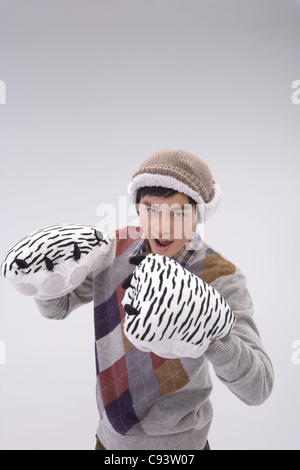 Porträt des jungen Mannes Tiger Füße in der hand tragen Stockfoto