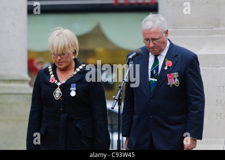 Beobachten Sie Belfasts stellvertretender Oberbürgermeister, DUP Stadträtin Ruth Patterson und Präsident der Royal British Legion in Nordirland, Mervyn Elder, die zwei Schweigeminuten in Belfast City Hall, Belfast, UK am 11.11.2011. Stockfoto