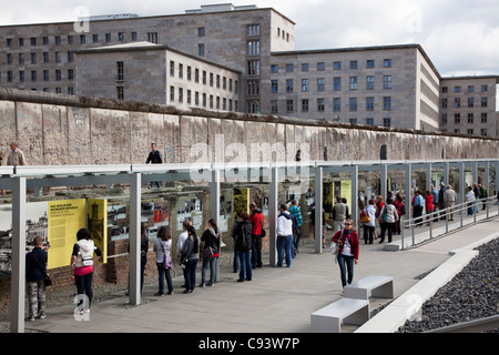 Die Topographie des Terrors Freilichtmuseum an Stelle des ehemaligen Nazi-Gestapo-HQ in Berlin, Deutschland. Teil der Berliner Mauer ist hinter. Stockfoto