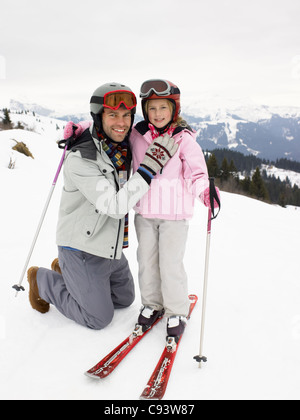 Junger Vater und Tochter auf Ski-Urlaub Stockfoto