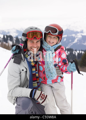 Junger Vater und Tochter auf Ski-Urlaub Stockfoto